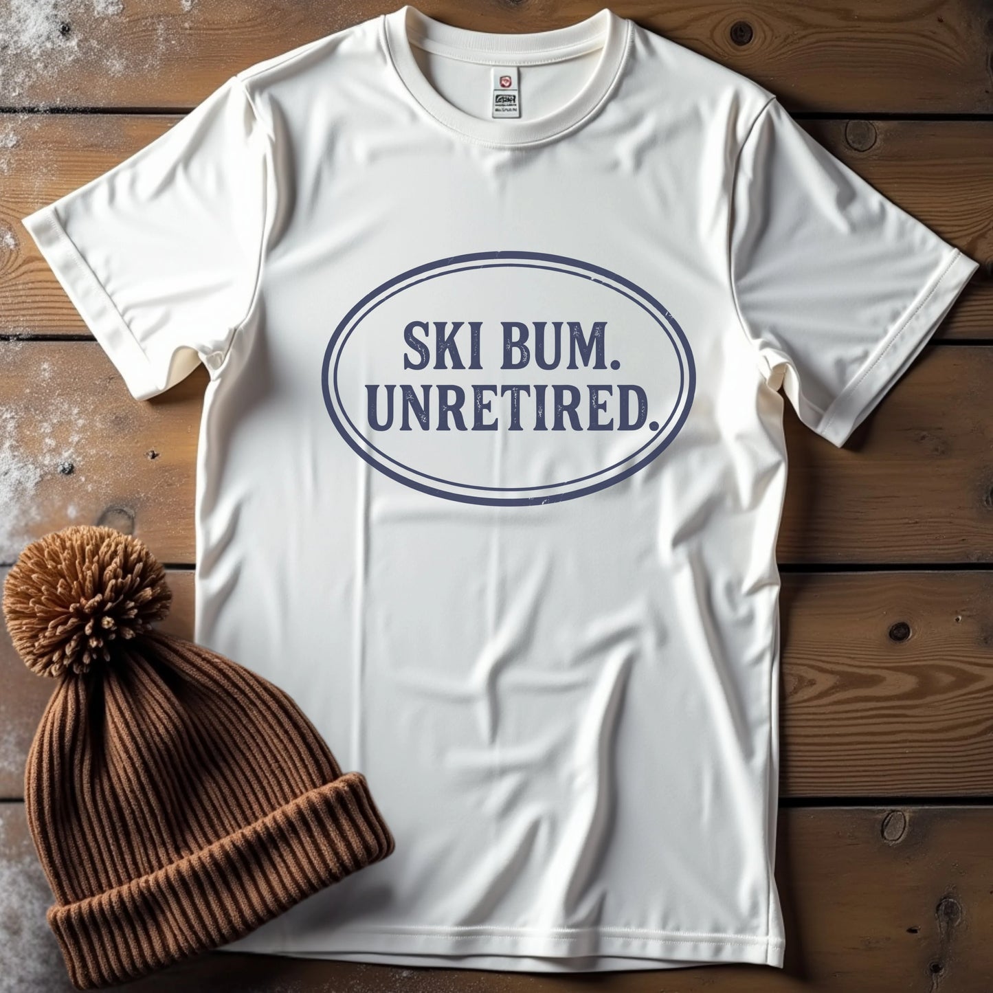 https://wescale-cdn.com/generated-mockups/1d210e40-a86d-486b-8704-3a8329e9004c/6d2850fd-f7f0-4488-95d5-b2ba87b73bfb/5e7406ef-cc26-41bf-9aff-233c44e3ee80_designs/ski_bum_unretired_1777402693860_9hr8l3.png_1777402696214.webp